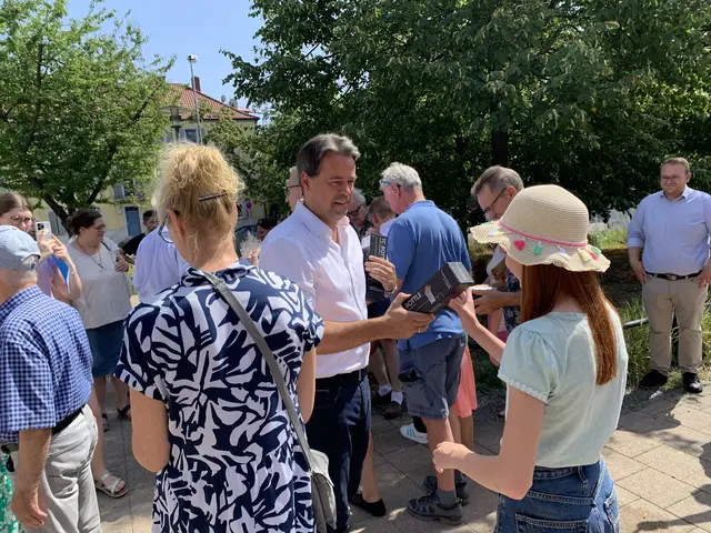 Auch OB Nicolas Meyer verteilte hochwertige Thermoflaschen  | Foto: Michael Sonnick