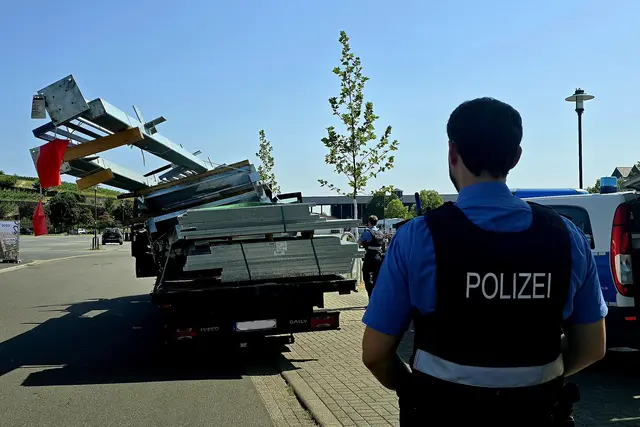 Auch wenn das Ziel nur wenige Kilometer entfernt war: Dieser Fahrer durfte erst weiterfahren, als die Ladung mithilfe eines Kranfahrzeugs wieder ordnungsgemäß gesichert war | Foto: Polizei Bad Dürkheim