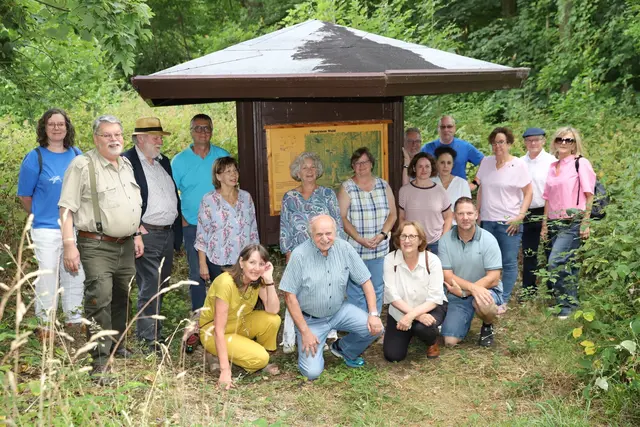 „Pilzhaus“ des alten Waldlehrpfades mit Mitgliedern der IG Vorholz | Foto: Guido Stein 