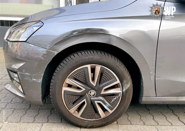Der Aufprall verursachte einen deutlichen Schaden an der Fahrerseite | Foto: Polizeipräsidium Westpfalz