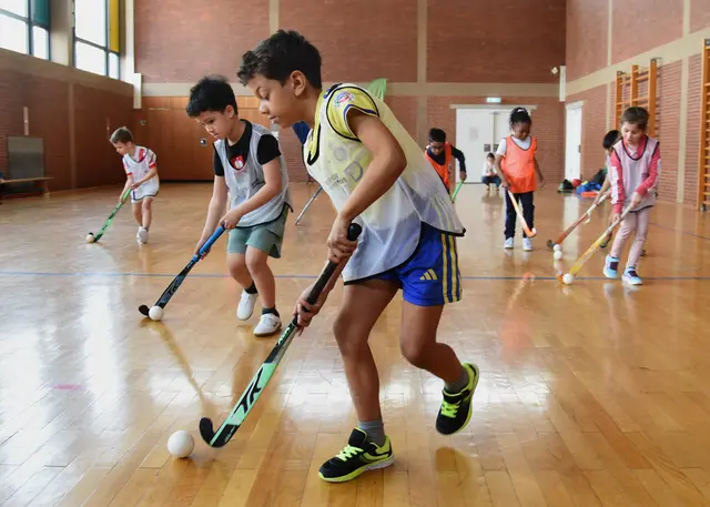 An der Erich-Kästner- und Brüder-Grimm-Schule in Ludwigshafen lernen die Schüler den Umgang mit dem Hockeyschläger. | Foto: BASF SE