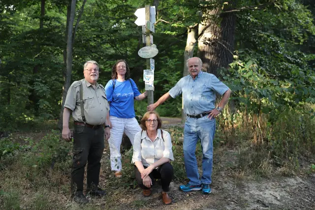 Projektgruppe „Waldlehrpfad“ der IG Vorholz e.V. (von links nach rechts):
Gerd Schuckert, Förster a.D., Elke Rössler, Angela Sauer und Wilhelm Kern | Foto: Guido Stern