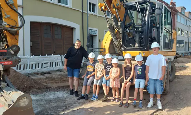 Auch ein Baustellenbesuch in der Amalienstraße stand für die Kinder auf dem Programm (v.li.): Joachim Westrich, Vorsitzender des Personalrats, Elias, Luca, Noah, Jule-Marie, Sophie, Robin und Jan. | Foto: Stadt Neustadt