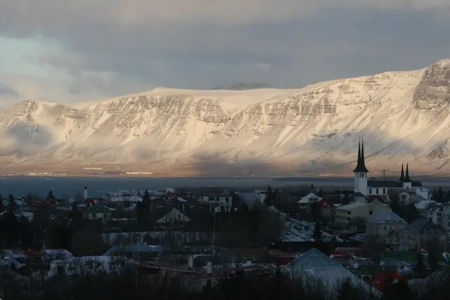 Blick über die Hauptstadt hinweg zum Gletscher | Foto: © www.jowapress.de