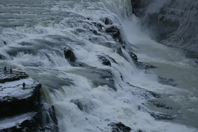 Wenn es kälter wird, sorgen die gefrierenden Wassertröpfchen für eine echte Rutschpartie rund um den Wasserfall | Foto: © www.jowapress.de