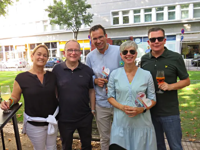 Dr. Kerstin Röhm und Dr. Klaus Blettner umgeben von Unterstützern | Foto: Brigitte Melder