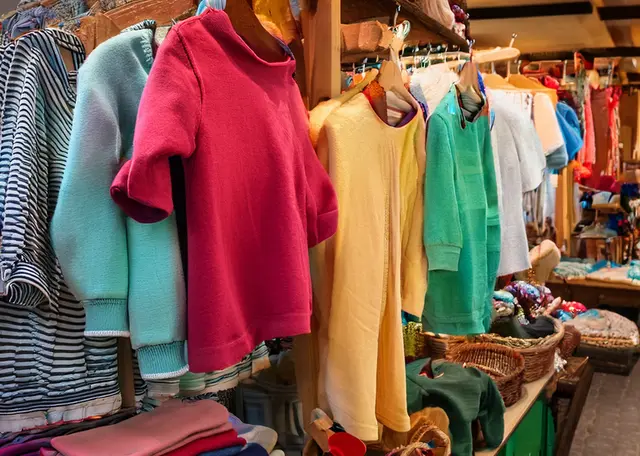 Flohmarktstand mit Kinderkleidung | Foto: Heike Schwitalla