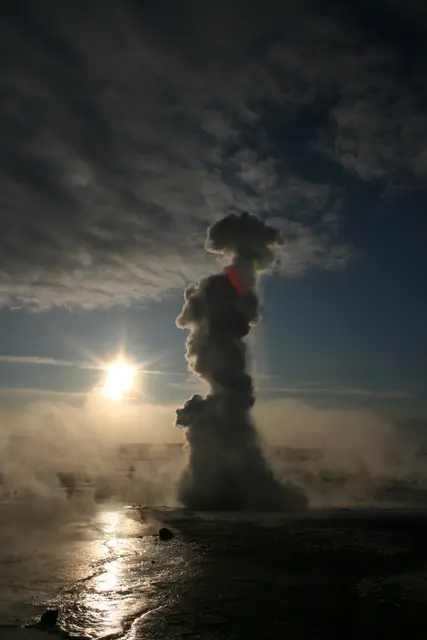 Wenn die Kraft der Erde sichtbar wird: Die Strokkur-Fontäne wird bei Minusgraden zu einer „Dampf-Show“  | Foto: © www.jowapress.de