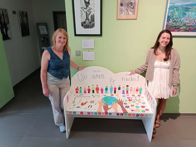 Theresa von Blohn (links) und Emily Jung (rechts) an der Kunstbank im Kuseler Rathaus | Foto: Stadt Kusel