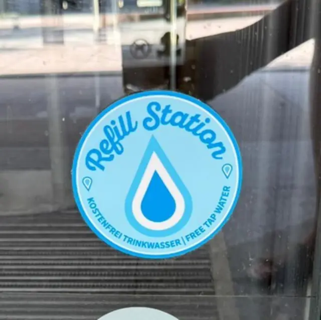 Mit diesem Aufkleber sind die kostenlosen Refill-Stationen in Wörth gekennzeichnet | Foto: Stadt Wörth