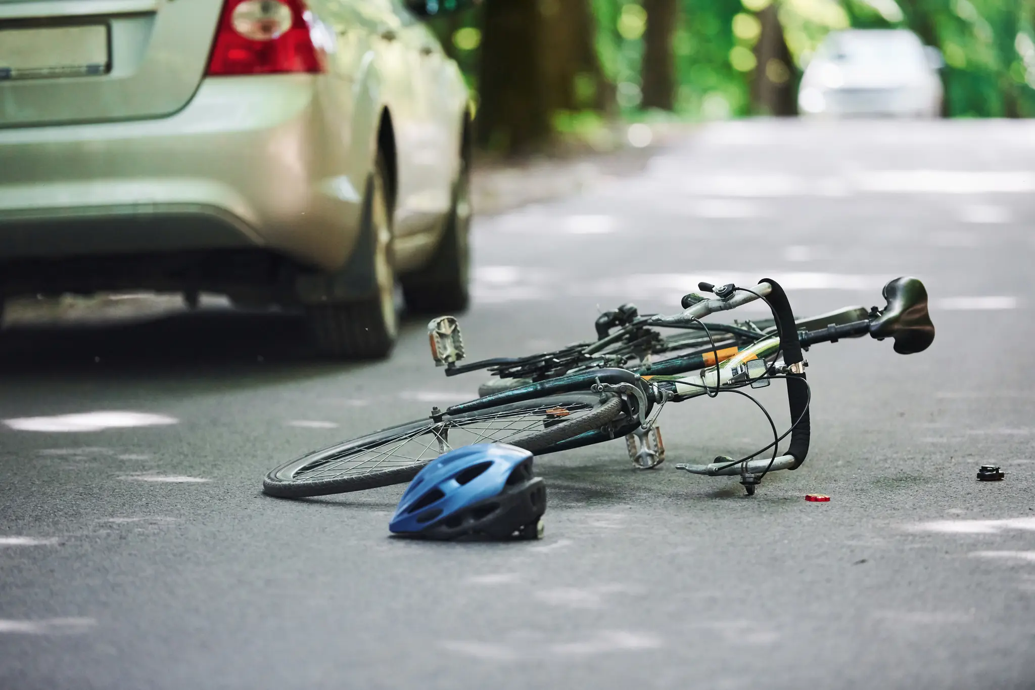 Zwei-Fahrradfahrer-sto-en-zusammen