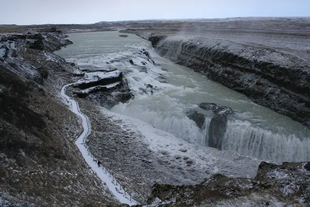 Der Gullfoss-Wasserfall, bei dem das Wasser in zwei Stufen etwa 32 Meter tief stürzt | Foto: © www.jowapress.de
