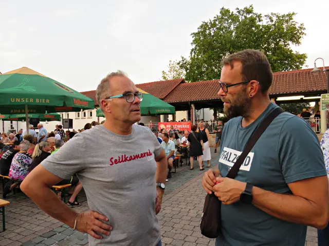 Claus Lang und Matthias Meder von der Feuerwehr, heute privat zum Durst löschen | Foto: Brigitte Melder