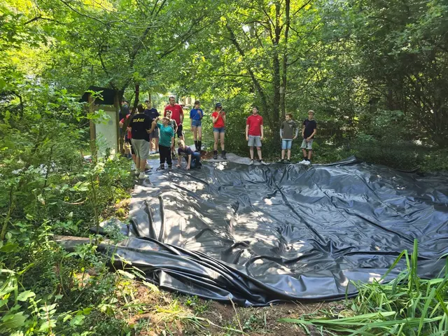 Die Teichfolie muss noch gerichtet werden | Foto: Berthold Müller