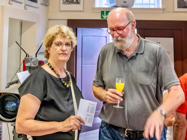 VHS-Leiterin Stefanie Indefrey und Klaus Herrmann | Foto: Johann-Peter Melder