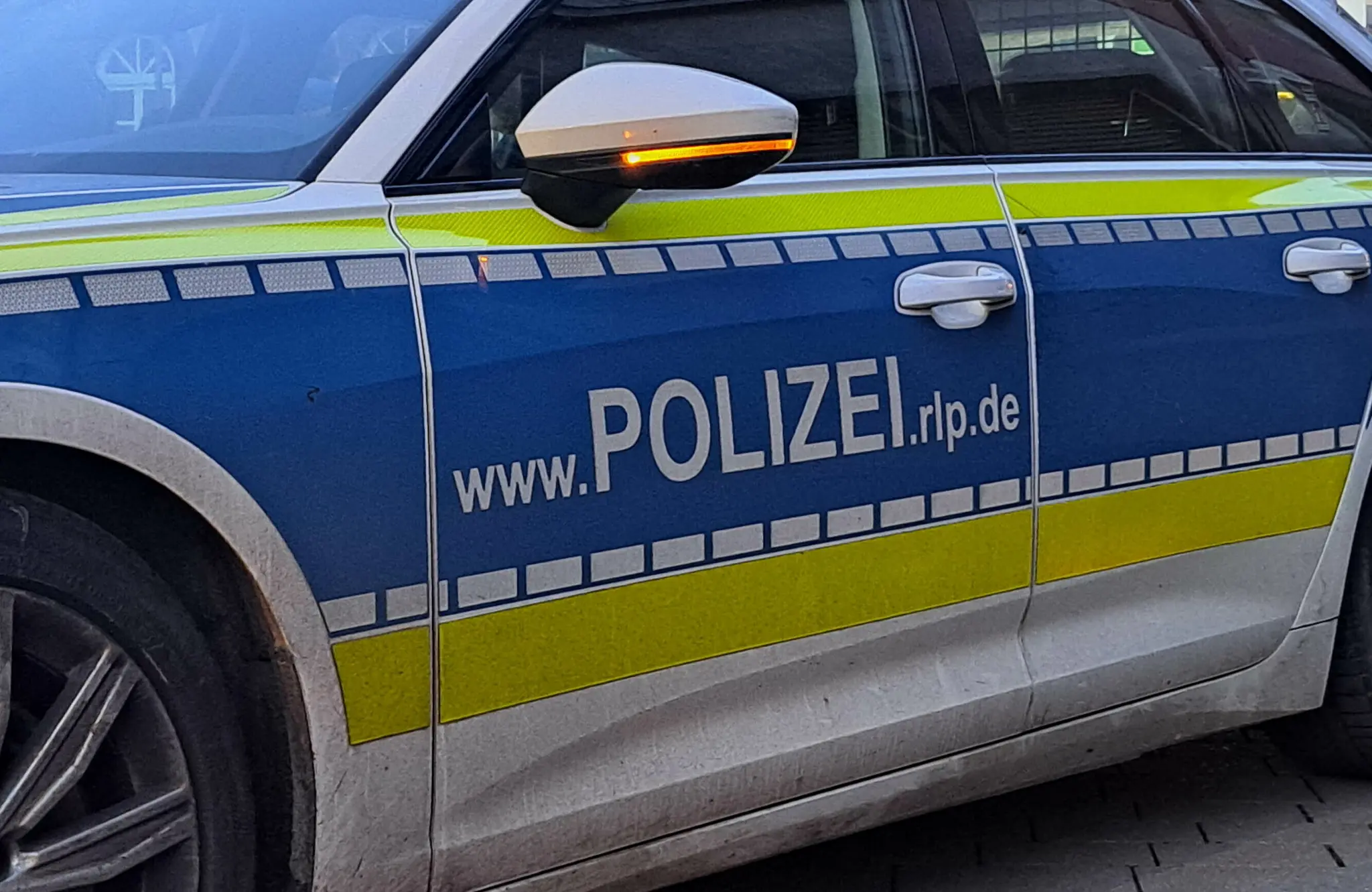 Unbekannter-schl-gt-mit-Stra-enschild-bei-Weinkerwe-um-sich