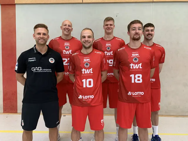 Eulen Trainer Johannes Wohlrab mit seinen Neuzugängen | Foto: Michael Sonnick