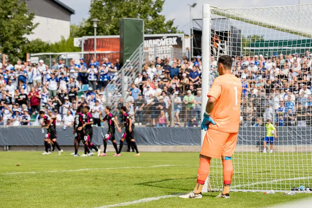 Bitterer Moment: FKP-Keeper Benjamin Reitz blickt auf die jubelnden Hamburger Spieler nach dem späten Ausgleich. | Foto: Florian Schwarz