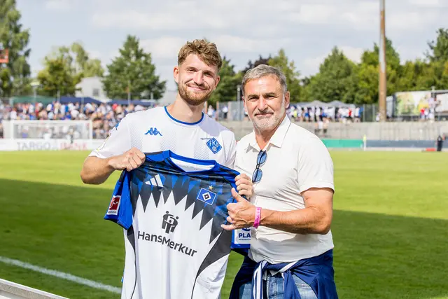 Große Geste: HSV-Sportvorstand Stefan Kuntz ehrte FKP-Kapitän Yannick Grieß nach dessen Auftritt mit einem signierten Trikot – ein besonderer Moment für den bekennenden HSV-Fan. | Foto: Florian Schwarz
