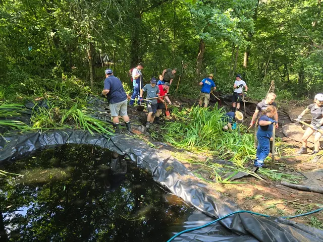 Jetzt wird um den Teich noch etwas aufgeräumt | Foto: Berthold Müller