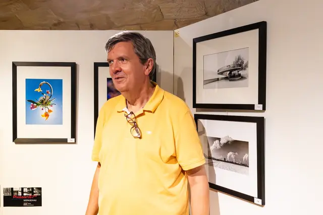 Alfons Oebbeke vor seinen Fotografien | Foto: Johann-Peter Melder