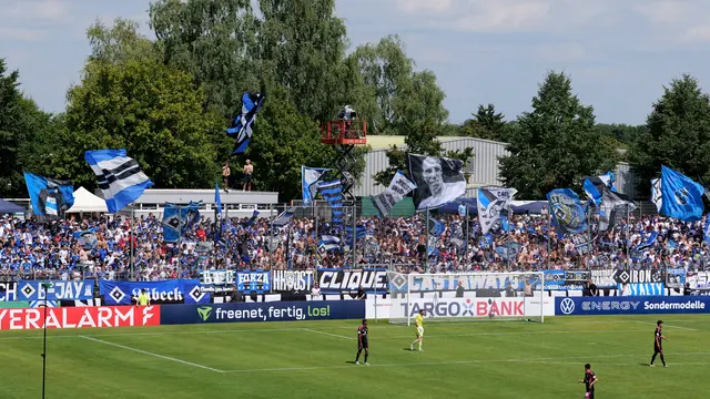 Auch der HSV wurde lautstark unterstützt: Tausende Hamburger Fans verwandelten den Gästeblock in ein blau-weiß-schwarzes Fahnenmeer. | Foto: Erik Stegner