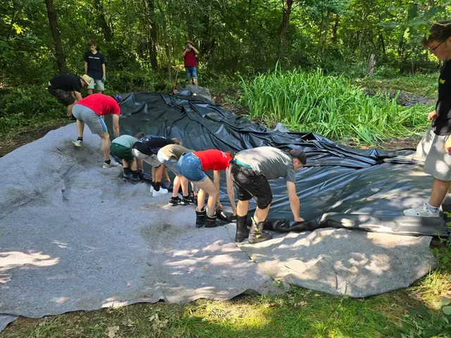 Nach dem Flies wird die Teichfolie ausgelegt | Foto: Berthold Müller