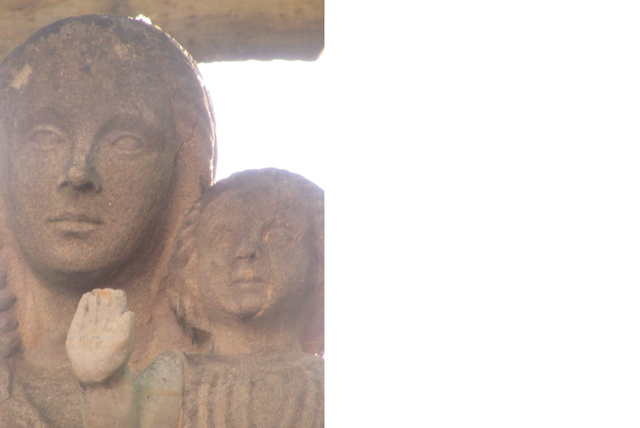 Jesus und Maria an der Kirche in Lingenfeld. Diese Statue wird errichtet als Dank für die Menschen, die heil aus dem letzten Krieg kamen. | Foto: Maiken Liefeith