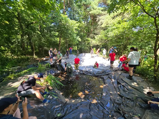 Die Teichbauer der Jugendfeuerwehr aus dem Hohelohekreis bei der Arbeit | Foto: Berthold Müller