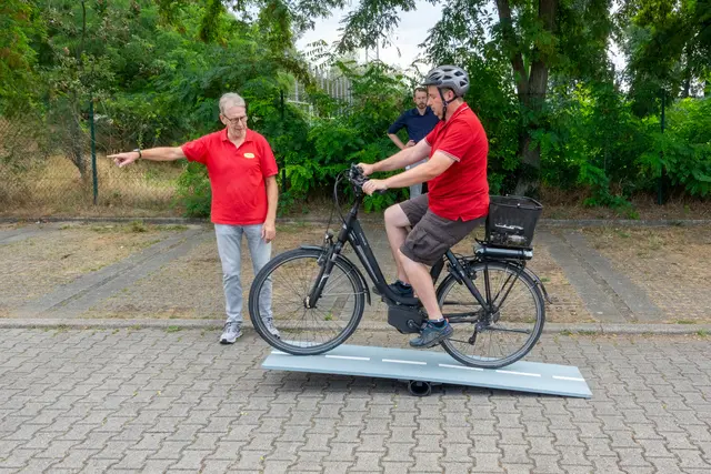 Sicher über eine Wippe fahren | Foto: Gerhard Öfner