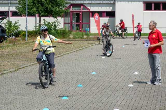 Einhändig fahren. Zurückschauen, Nummer nennen, links einordnen und abbiegen. | Foto: Gerhard Öfner