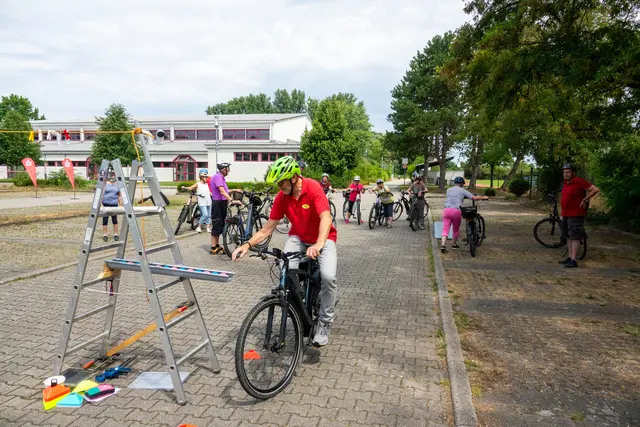 E-Bike Instruktor Fred Lenz zeigt die Übung | Foto: Gerhard Öfner