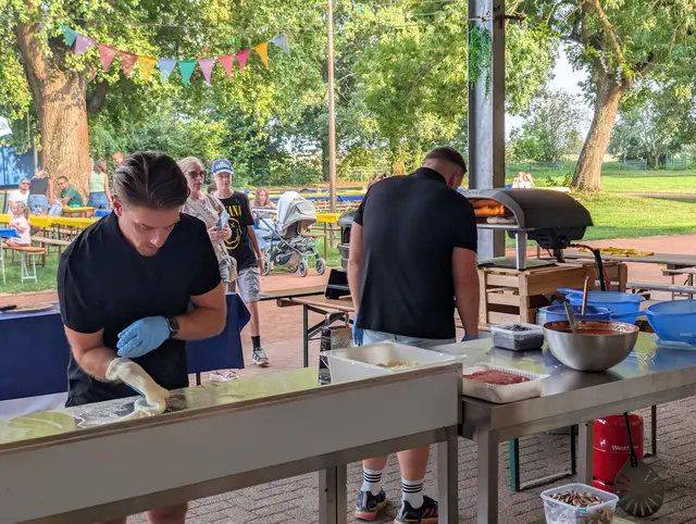 Da waren die Schlangen noch kurz, Vorbereitungen am Pizzastand | Foto: F. Korpjuhn (2025)