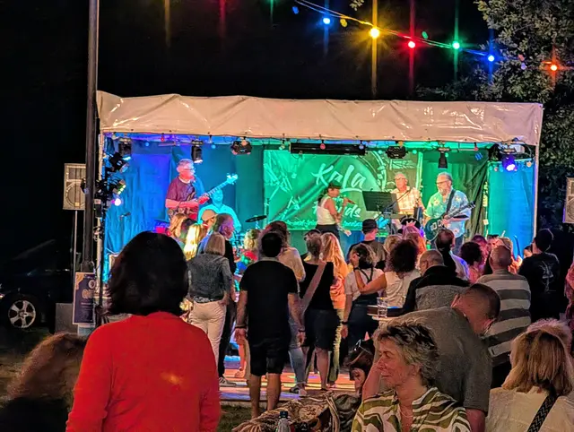 KaLa &amp; Friends auf der Kerwe unter der Eiche | Foto:  F. Korpjuhn (2025)