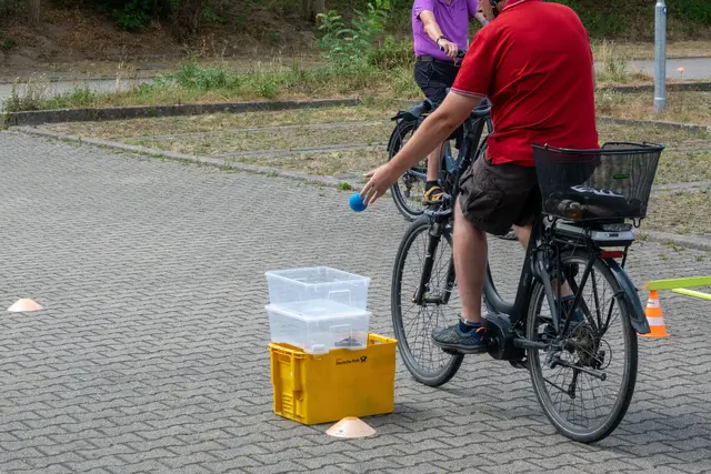 Einhändig fahren und Ball abgeben | Foto: Gerhard Öfner