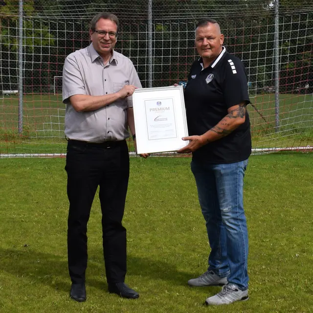 Präsentieren die Urkunde der Partnerschaft: Timo Anschütz (links) und Boris Geib | Foto: Nicole Weismann/gratis