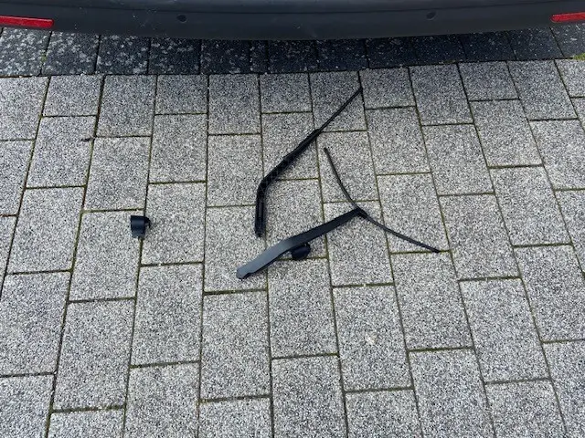 Der Täter riss die Heckscheibenwischer ab und ließ diese anschließend auf dem Boden zurück | Foto: Polizeiinspektion Rockenhausen