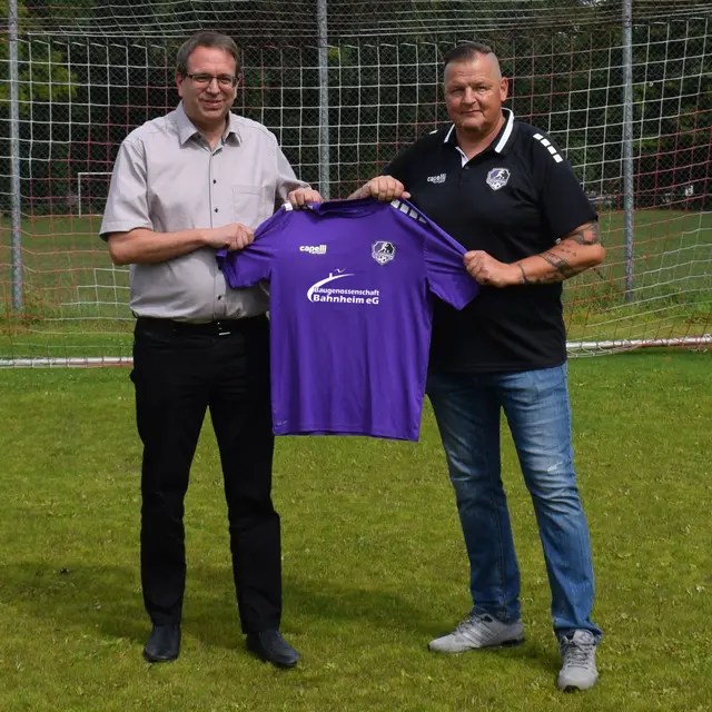 In Lila: Timo Anschütz und Boris Geib zeigen das neue Trikot | Foto: Nicole Weismann/gratis