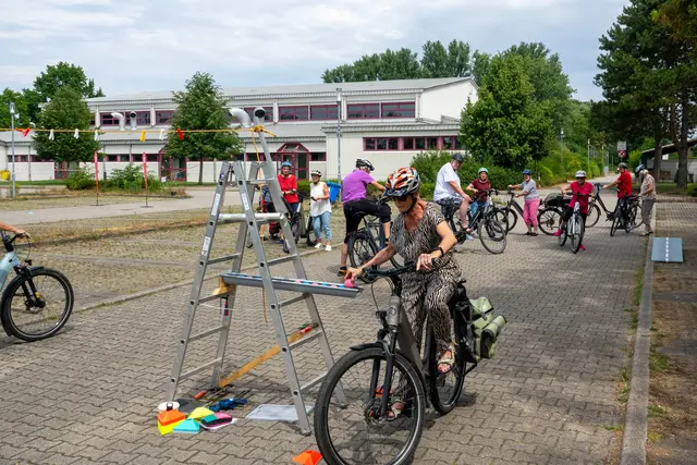 Einhändig fahren und Ball aufnehmen | Foto: Gerhard Öfner