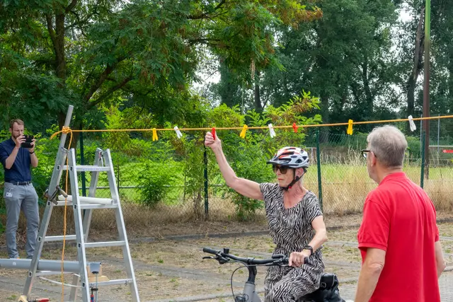 Einhändig fahren und Klammer abnehmen | Foto: Gerhard Öfner