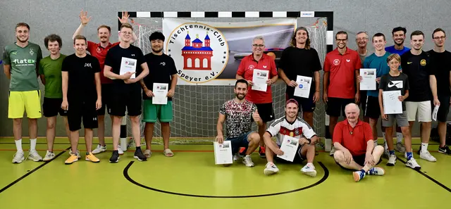 Teilnehmer der Endrunde inkl. Gesamtsieger Straub (2.v.l.), 2. Platz Bauer (sitzend 1.v.r.), 3. Platz Essa (sitzend 3.v.r.), 4. Platz Oppinger (stehend 4.v.r.) und TTC-Vorsitzender Weber (stehend 7.v.r.). | Foto: Foto: Hebrank