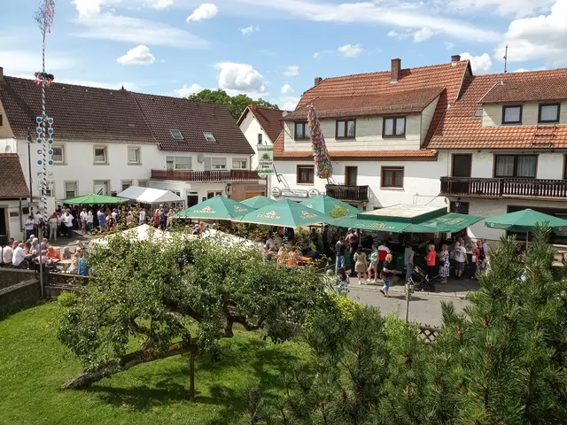 In der Dorfmitte von Bedesbach treffen Feuer und Wein aufeinander | Foto: Anja Stemler