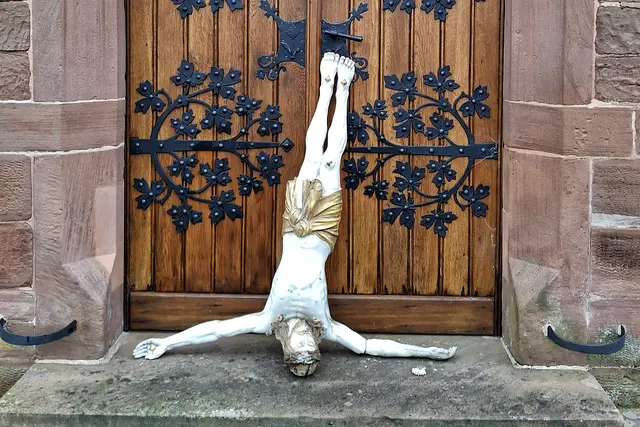 Schwer geschändet: Vandalen legten die Christusfigur des Missionskreuzes kopfüber vor die Kirchentür in Bann. Dabei wurde ein Arm der Figur beschädigt. | Foto: Richard Roschel