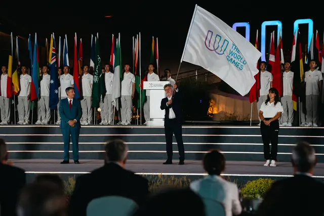 Die 12. World Games im chinesischen Chengdu sind im International Friendship Pavillon feierlich zu Ende gegangen. Ein besonderer Moment der Abschlussfeier war aus deutscher Sicht die Fahnenübergabe an die nächste Gastgeberstadt. Karlsruhe richtet die 13. Ausgabe der World Games im Jahr 2029 aus. Stellvertretend für die Stadt nahmen neben Oberbürgermeister Dr. Frank Mentrup die Team-D-Athleten Florian Unruh (32/Bogenschießen) und Charlotte Schall (24/Ultimate Frisbee) die Fahne entgegen.  | Foto: Team Deutschland