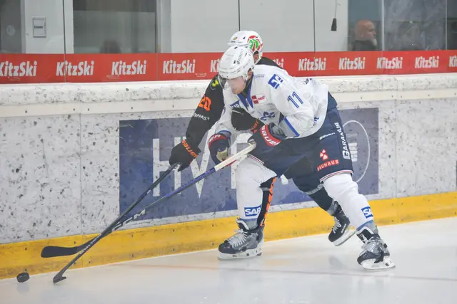 Mannheims Kristian Reichel (Nr.11) gegen den Grazer Nico Brunner (Nr.20)
beim zweiten Testspiel in Kitzbühel.  | Foto: Kurz/PIX-Sportfotos