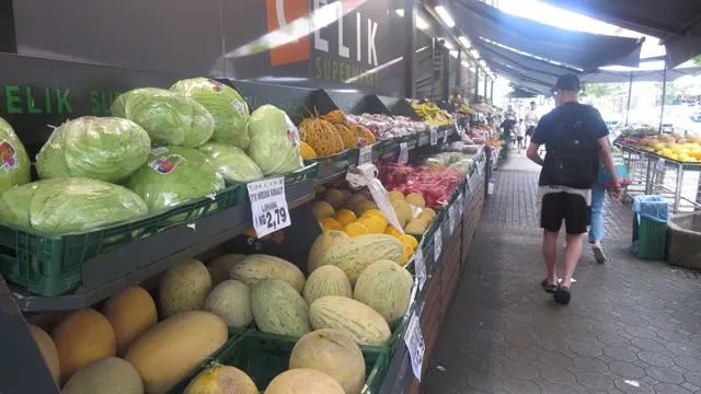 Celik im Stadtteilzentrum Hemshof. Die Auswahl an der Frischobst- und Gemüsetheke ist größer als im Discounter. Hier kaufen auch junge Einheimische ein.  | Foto: Julia Glöckner
