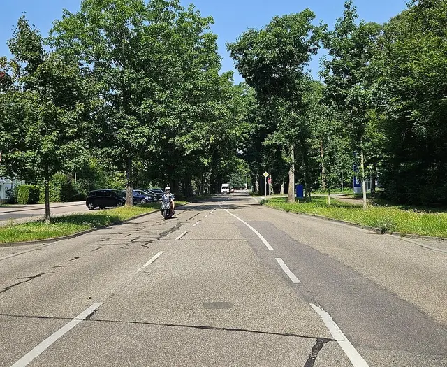Die Fahrbahn der Rintheimer Querallee, hier im Abschnitt zwischen Theodor-Heuss-Alle und Büchiger Allee, steht zur Erneuerung an | Foto: Candra Sugino
