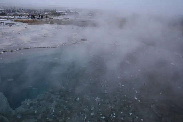 Die „Peningagjá“, die „Geldgrube“, am Thingvellir-Nationalpark ist ein beliebter Ort, eine Münze für einen Wunsch hineinzuwerfen.  | Foto: © www.jowapress.de