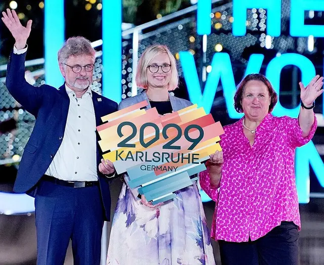 Karlsruhes Oberbürgermeister Dr. Frank Mentrup, Dr. Christiane Schenderlein (Mitte), Staatsministerin für Sport und Ehrenamt und Theresa Schopper, Sportministerin Baden-Württemberg, bei der Flaggenübergabe in Chengdu. | Foto: Stadt Karlsruhe