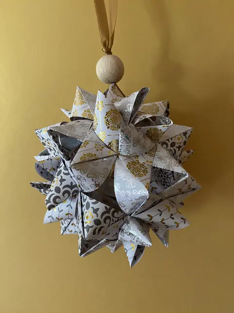 Stern aus Sternen - mit Geduld entsteht ein einzigartiges Papierunikat | Foto: Rosario Macias de Homann